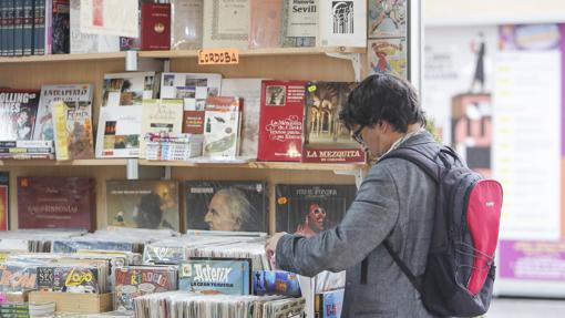 Un hombre examina uno de los expositores de la Feria del Libro Antiguo y de Ocasión de Córdoba