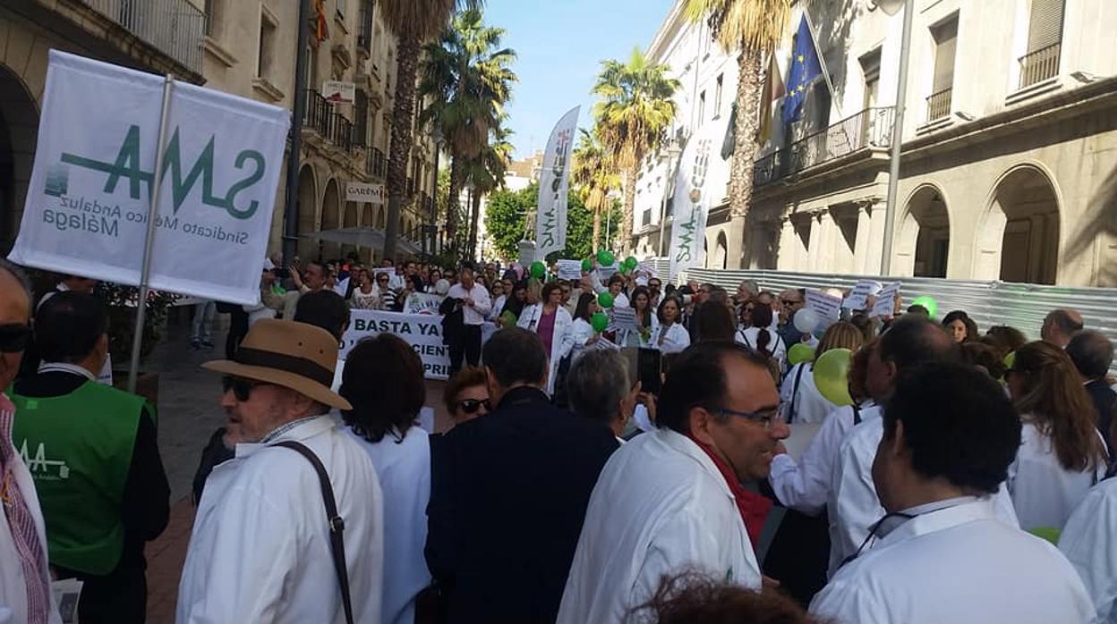 El SAS lanza una contraoferta a los médicos de Huelva tras su segunda semana de huelga