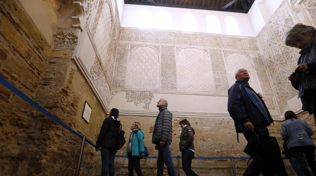 Turistas de nuevo en el interior de la Sinagoga