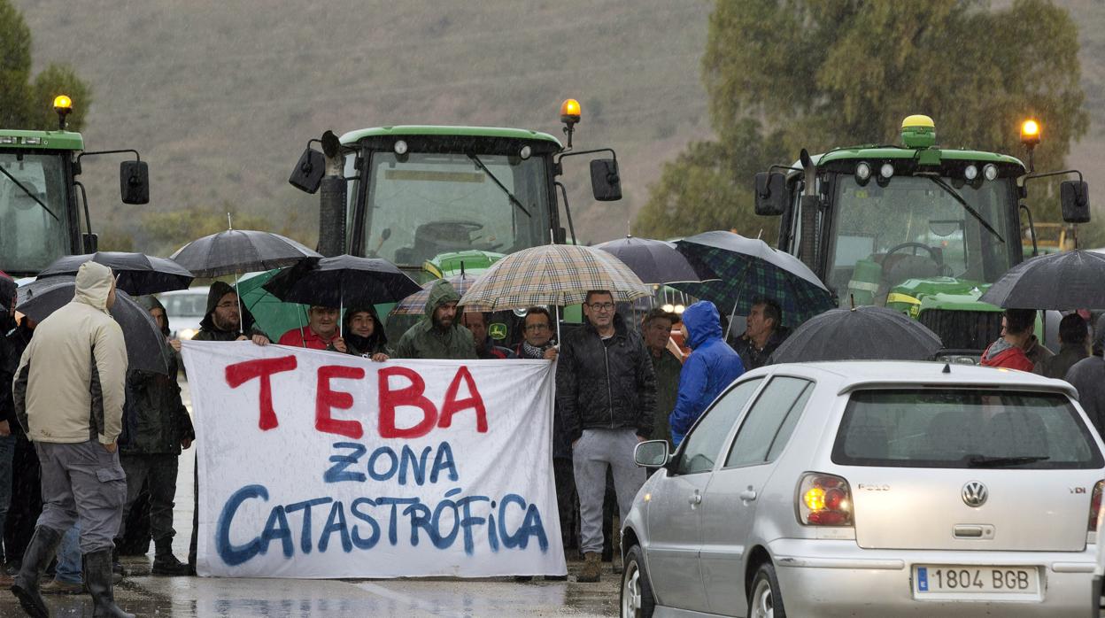 Uno de los cortes de carreteras protagonizados por los vecinos de Teba y Campillos