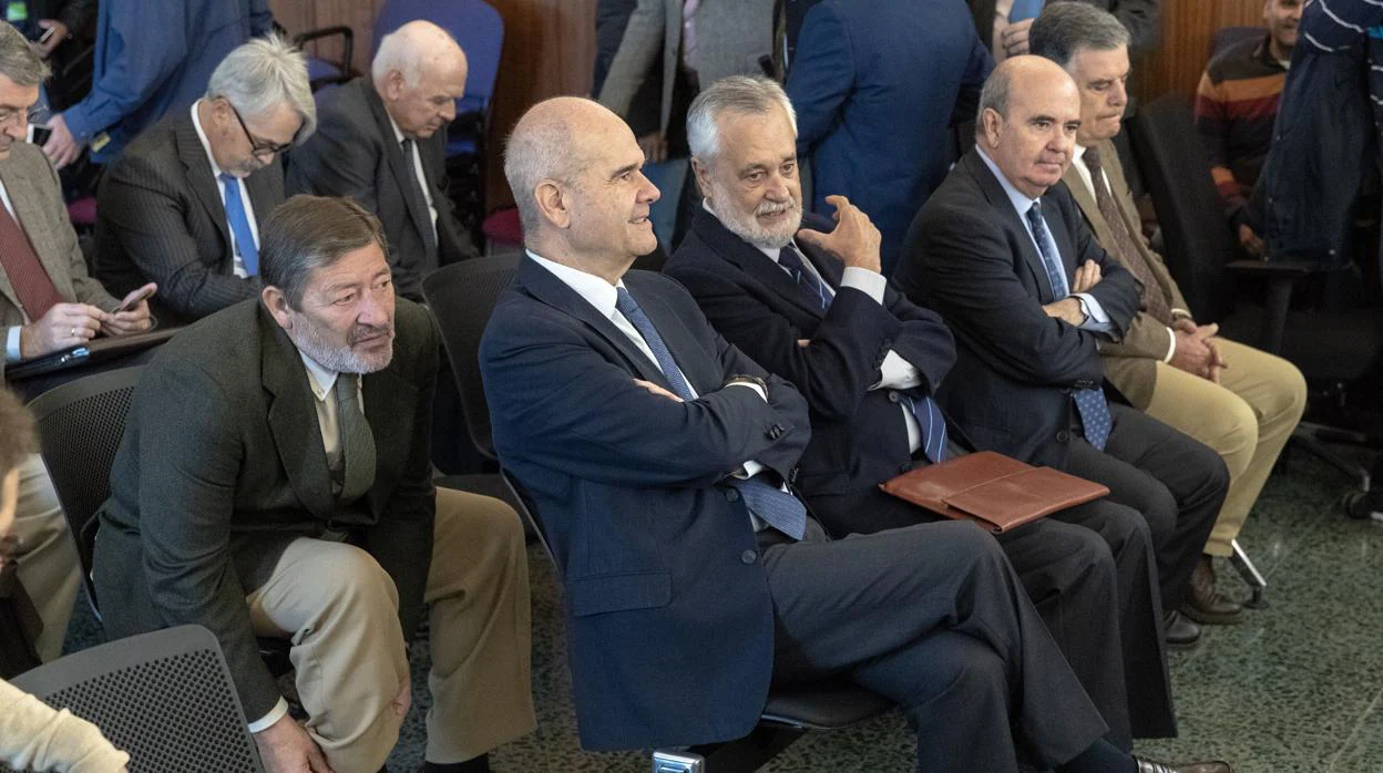 Manuel Chaves (centro) y José Antonio Griñán (derecha), junto a otros acusados en el juicio del caso ERE