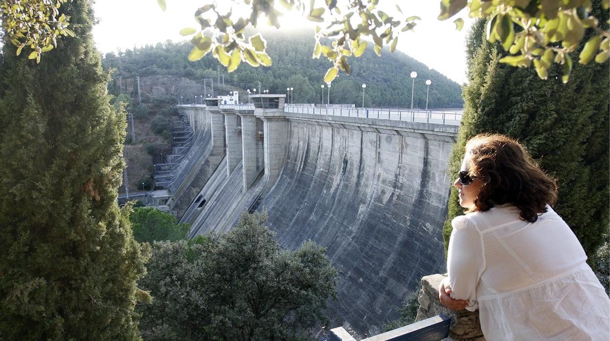 Una mujer junto al embalse de Puente Nuevo, en Córdoba