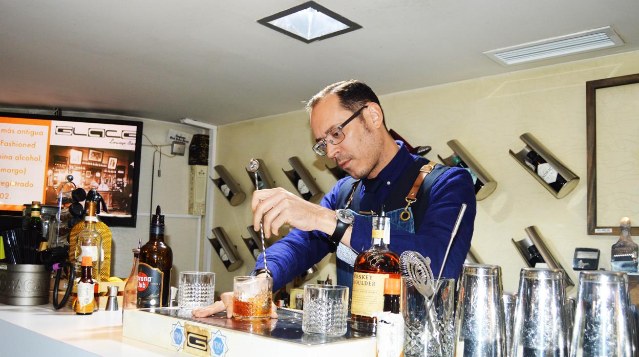 José Ropero preparando un Old Fashioned