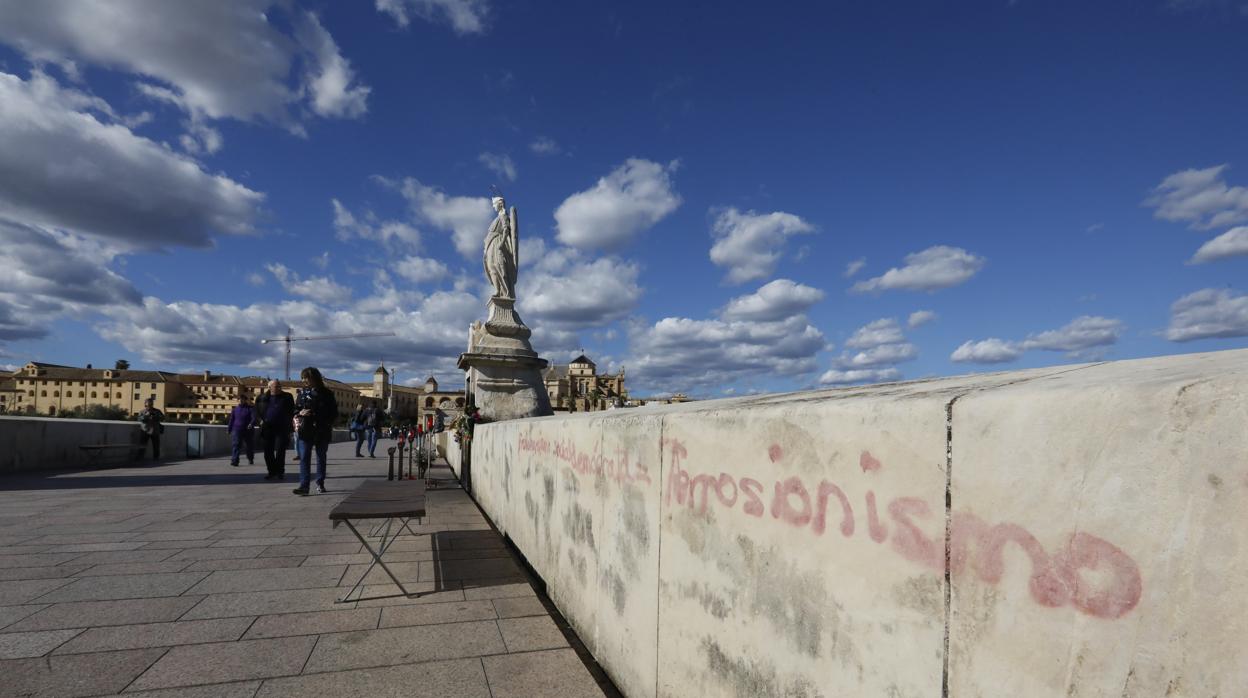Imagen de las pintadas vandálicas que sufrió el Puente Romano