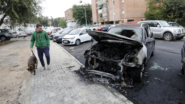 El fuego calcina dos coches y afecta a otros tres en el barrio de la Fuensanta de Córdoba