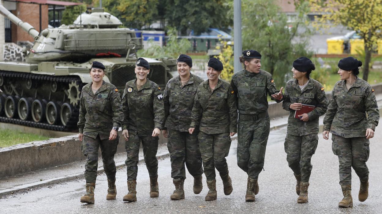 Las siete mujeres militares que participaron en el reportaje de ABC, en la base de Cerro Muriano