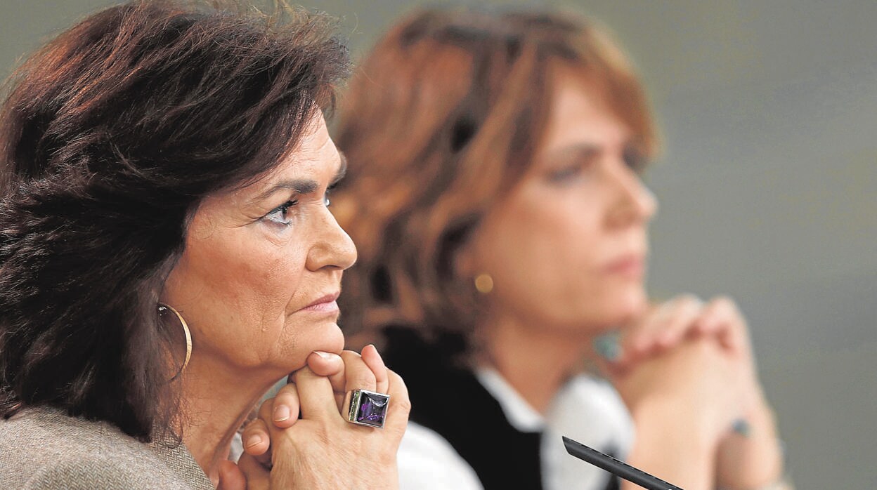 Carmen Calvo y Dolores Delgado, en una comparecencia en Moncloa