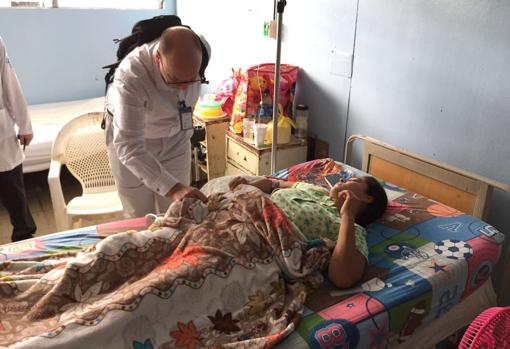 El doctor Gómez atiende a una paciente en Nicaragua