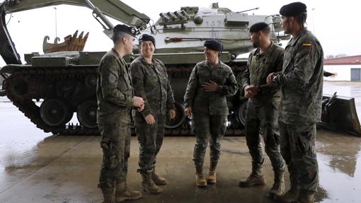 La soldado González (primera por la izquierda), con otros militares de Cerro Muriano