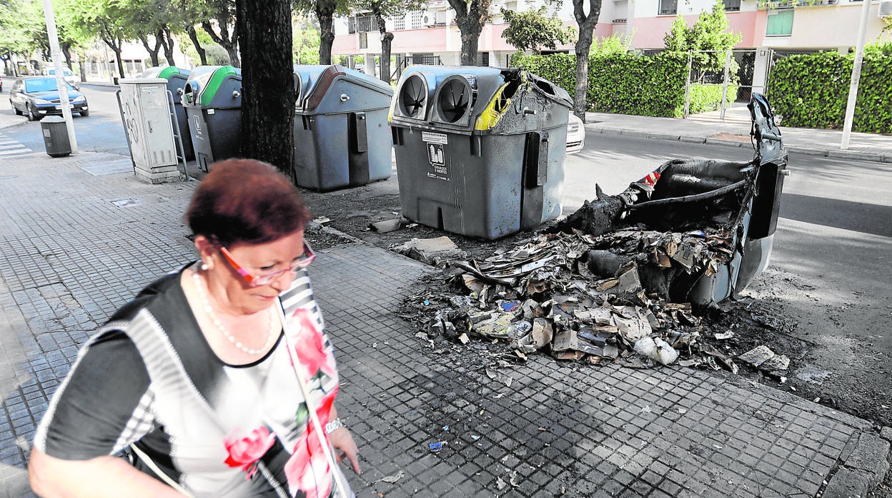 Quema de contenedores el pasado mes de agosto en la capital cordobesa