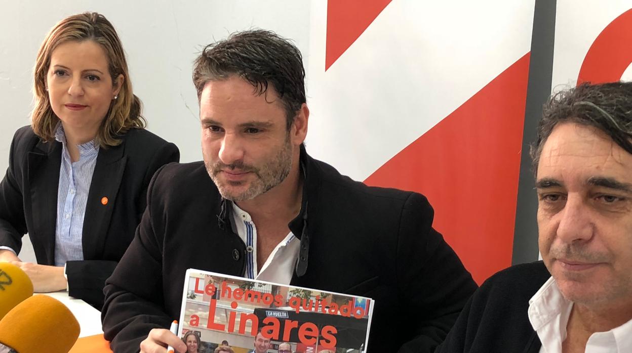 Salvador Hervás, portavoz de Ciudadanos en Linares, flanqueado por Carolina Higueras y Enrique González