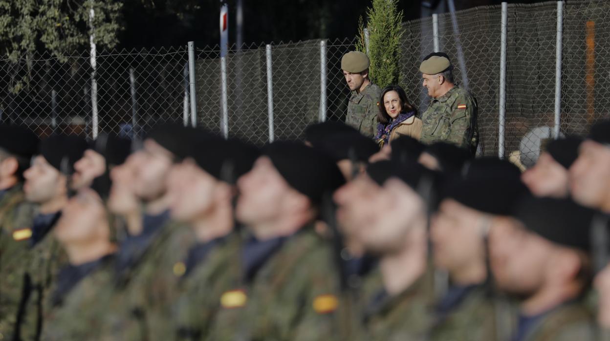 La ministra de Defensa, en su visita a la base de Cerro Muriano