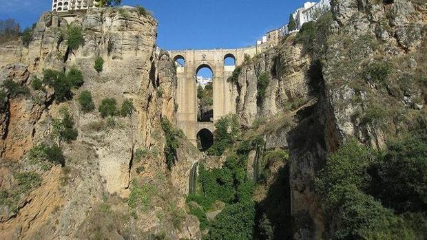 Hallan dos cadáveres cuando buscaban a un desaparecido en Ronda