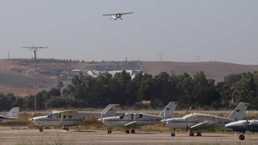 Una avioneta sobrevuela el aeropuerto de Córdoba