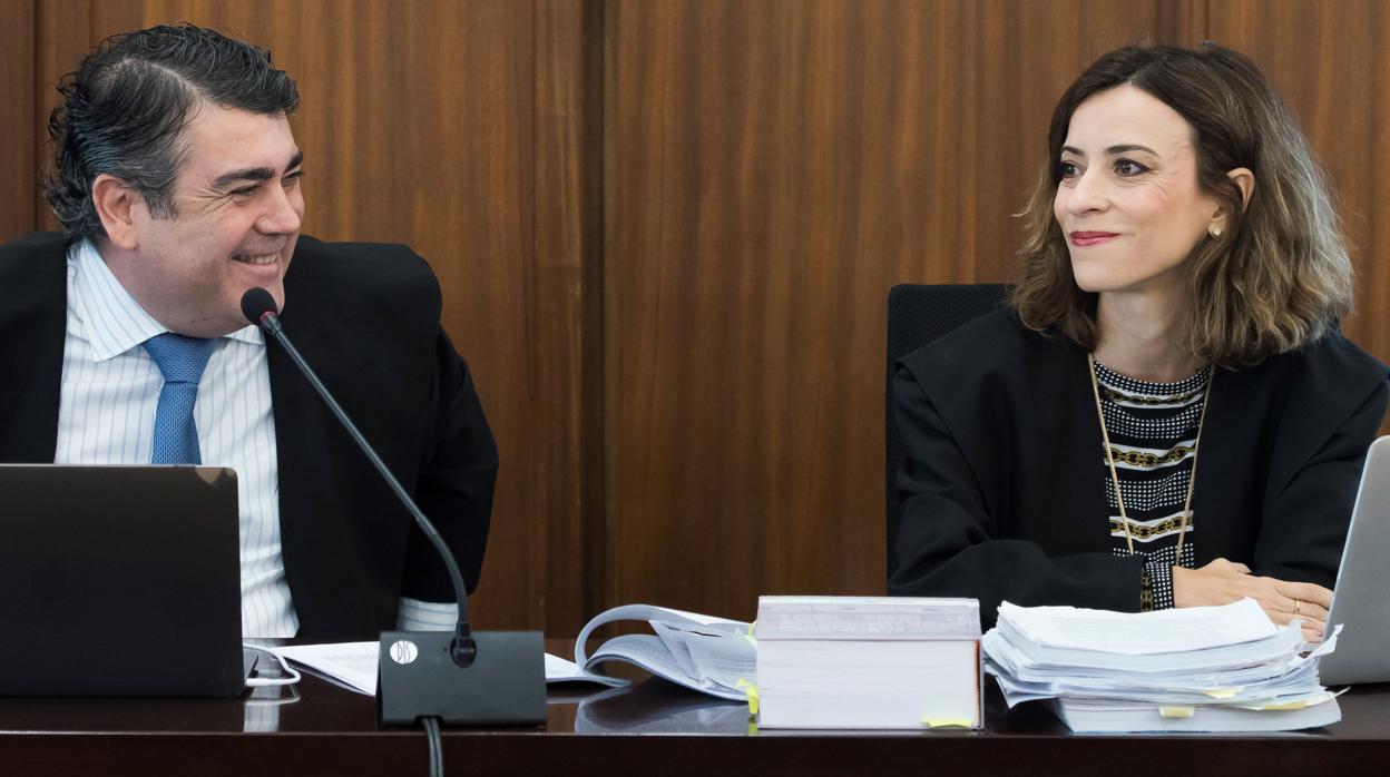 Los letrados del PP Luis García Navarro y Lourdes Fuster en el juicio del caso ERE