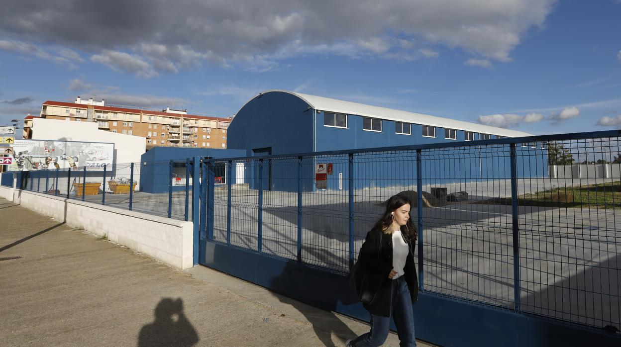 Una joven pasa por delante de la nave en construcción