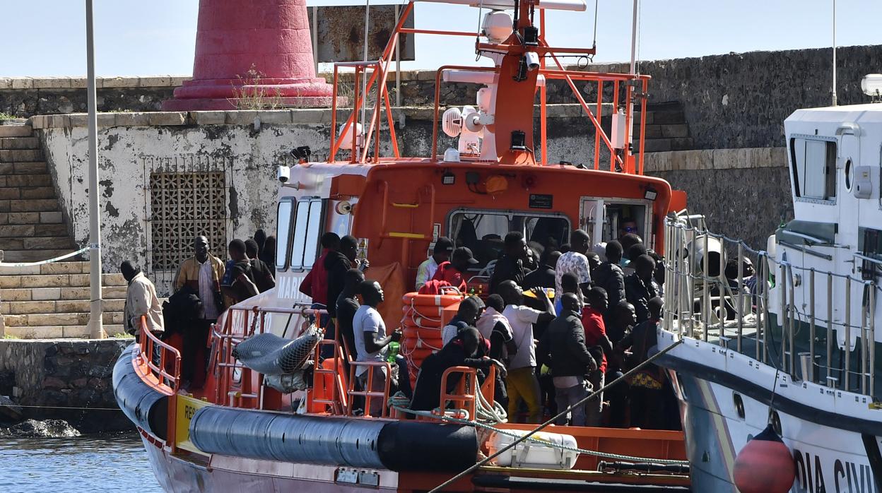 Salvamento Marítimo traslada a un grupo de inmigrantes al Puerto de Algeciras