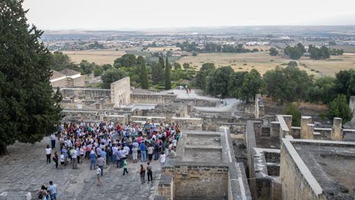 Participantes en una ruta nocturna en Medina Azahara