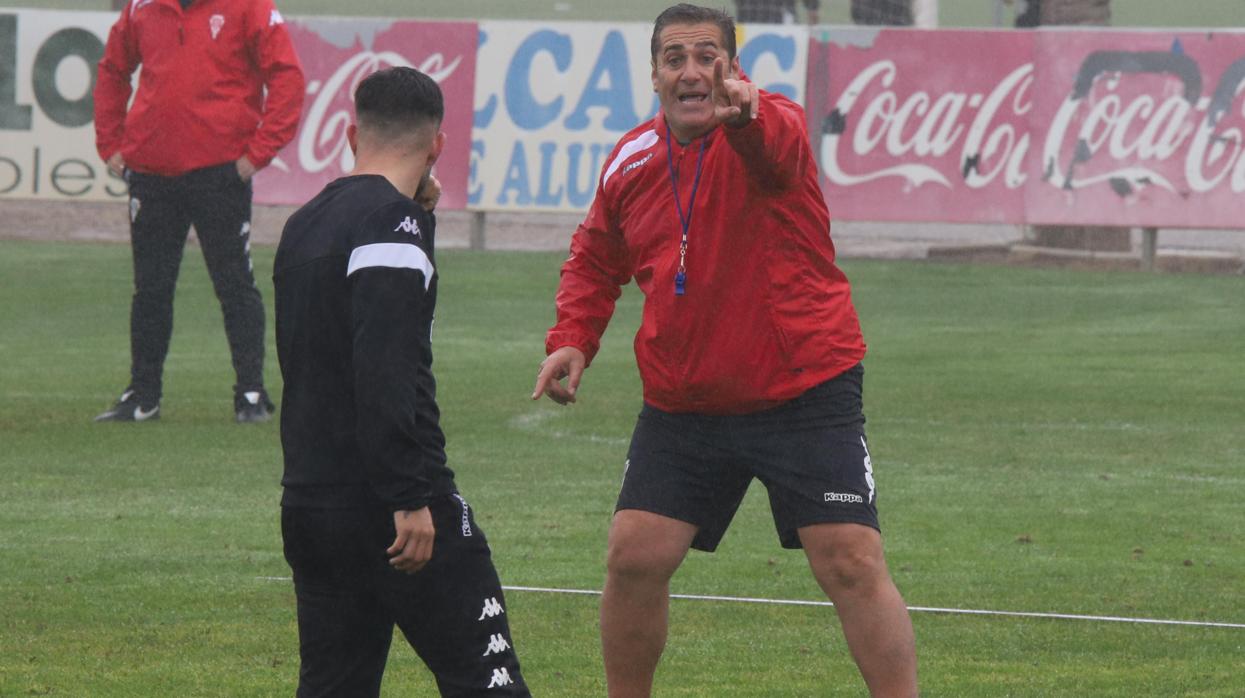 Sandoval da instrucciones en un entrenamiento