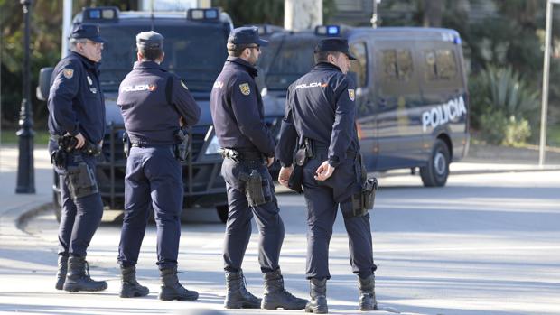 Dos policías salvan la vida a un hombre con parada cardiorrespiratoria en plena calle en Fuengirola