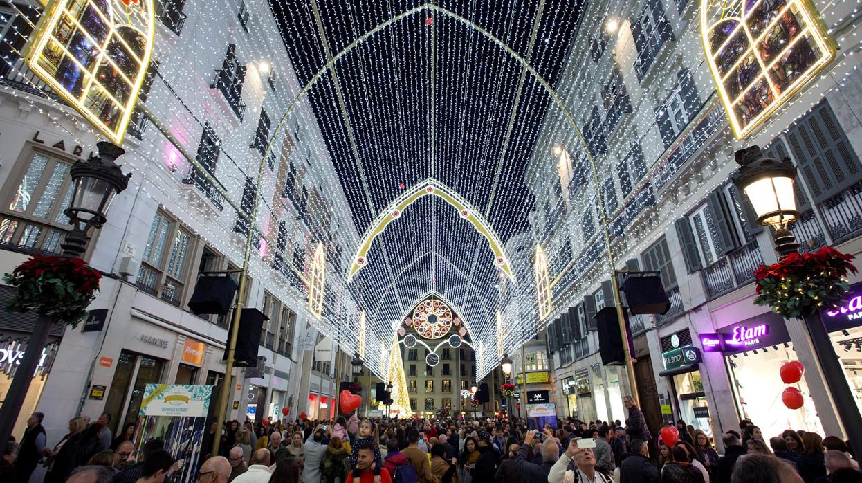 Imagen del montaje de Iluminaciones Ximénez en Málaga (calle Larios) el año pasado