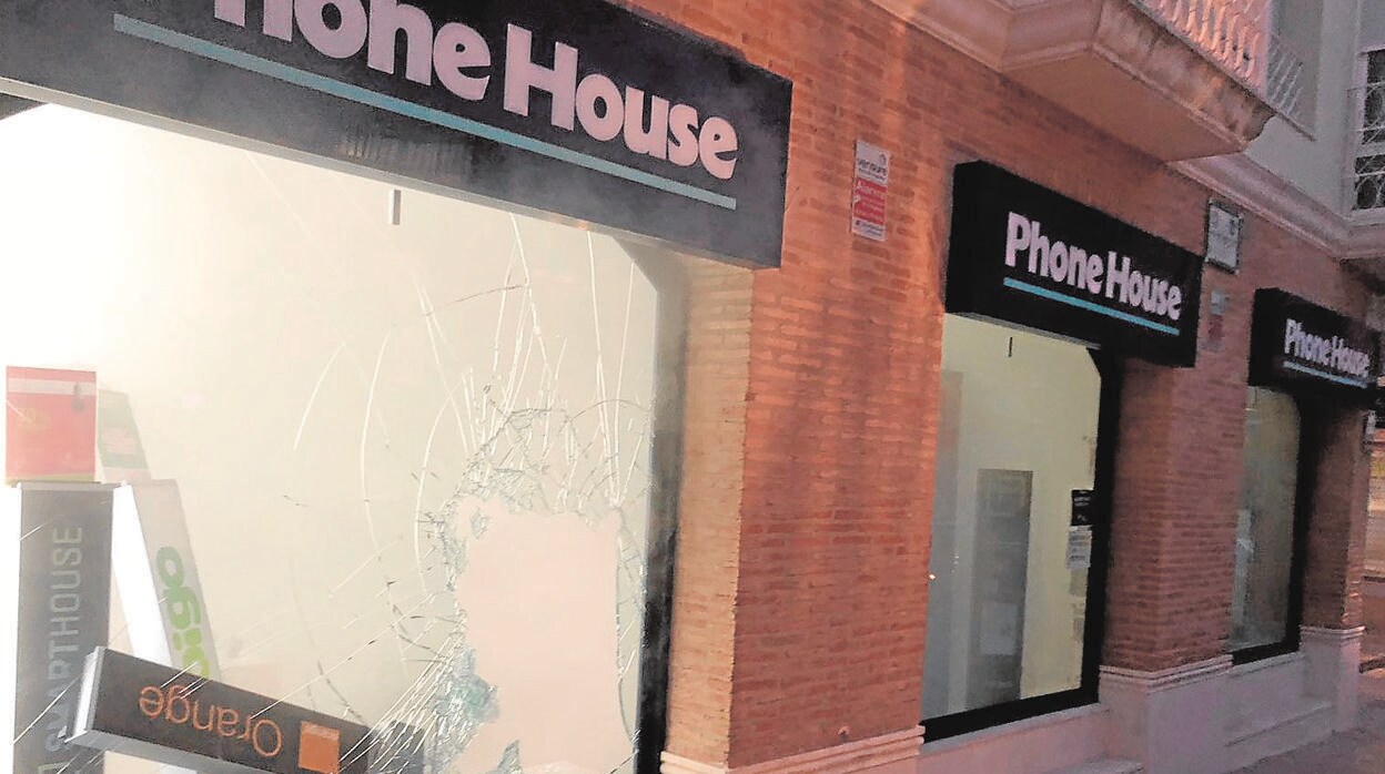 Robo por alunizaje en ua tienda de telefonía móvil en Lucena