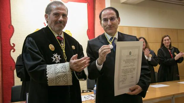 González de Lara recibe la Medalla de Honor del Colegio de Abogados de Málaga