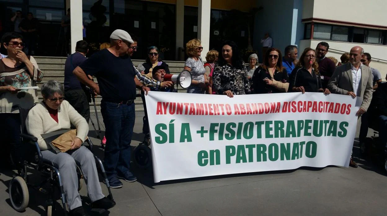 Protesta de los pacientes por los recortes del Ayuntamiento de Torremolinos