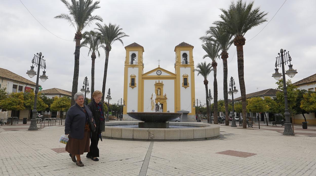 Dos vecinas pasan por la plaza de Cañero