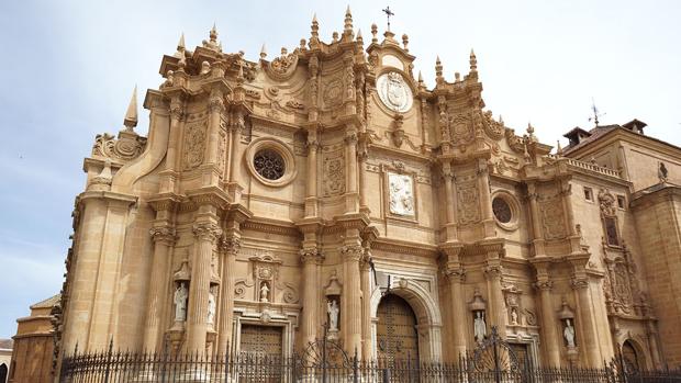 La Catedral de Guadix acoge el funeral de las víctimas de la explosión en la pirotecnia