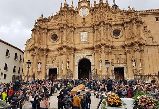 Una miltitud ha despedido a los fallecidos.