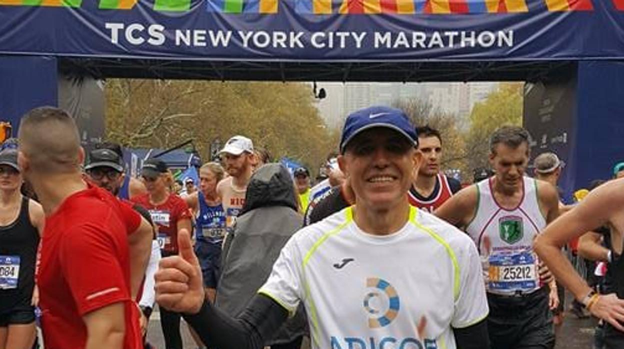 Tomás Rodas Sánchez, en el maraton de Nueva York con la camiseta de la Asociación de Diabéticos de Córdoba