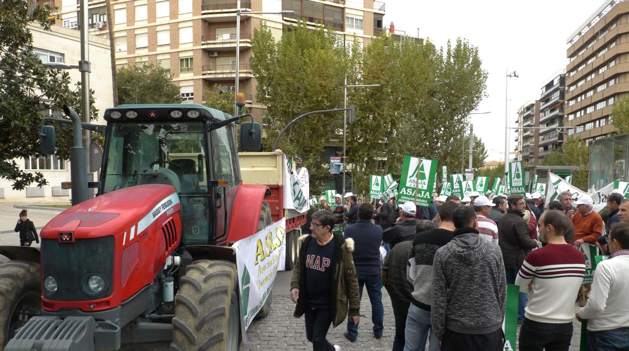 Los agricultores se han concentrado ante la Subdelegación del Gobierno