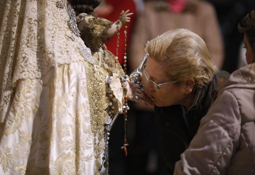 Besamanos a la Virgen de los Remedios en la parroquia de San Lorenzo Mártir