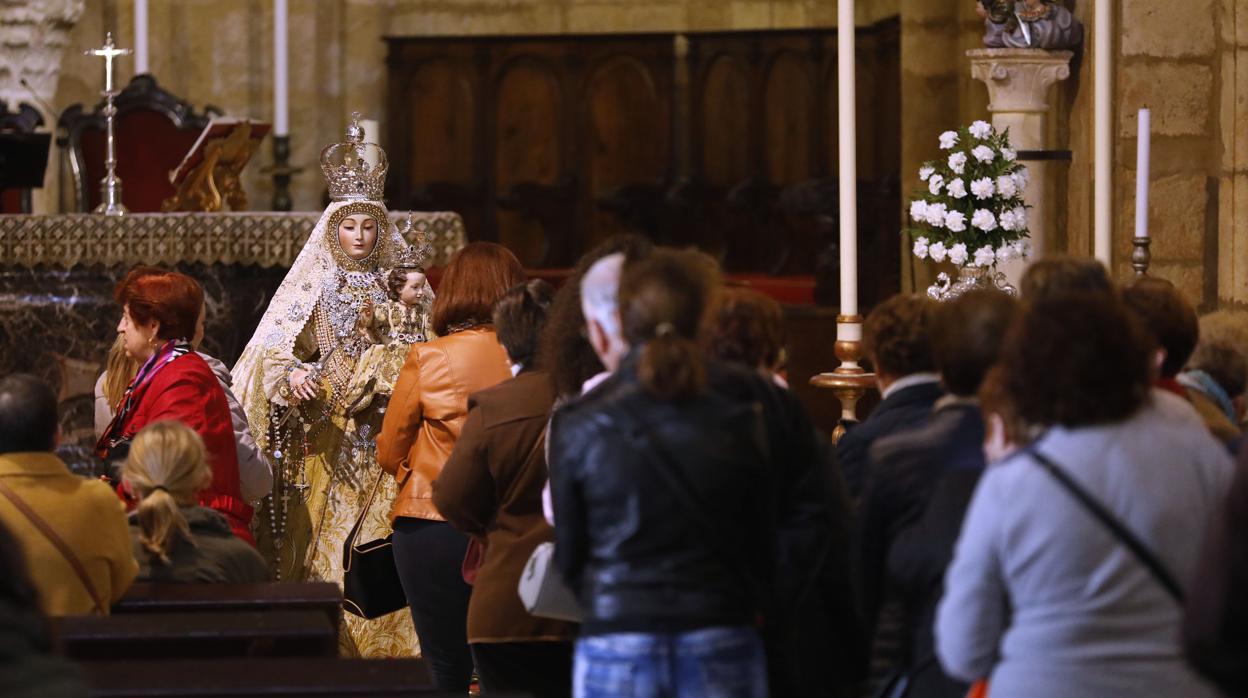 Besamanos Virgen de los Remedios en la parroquia de San Lorenzo Mártir