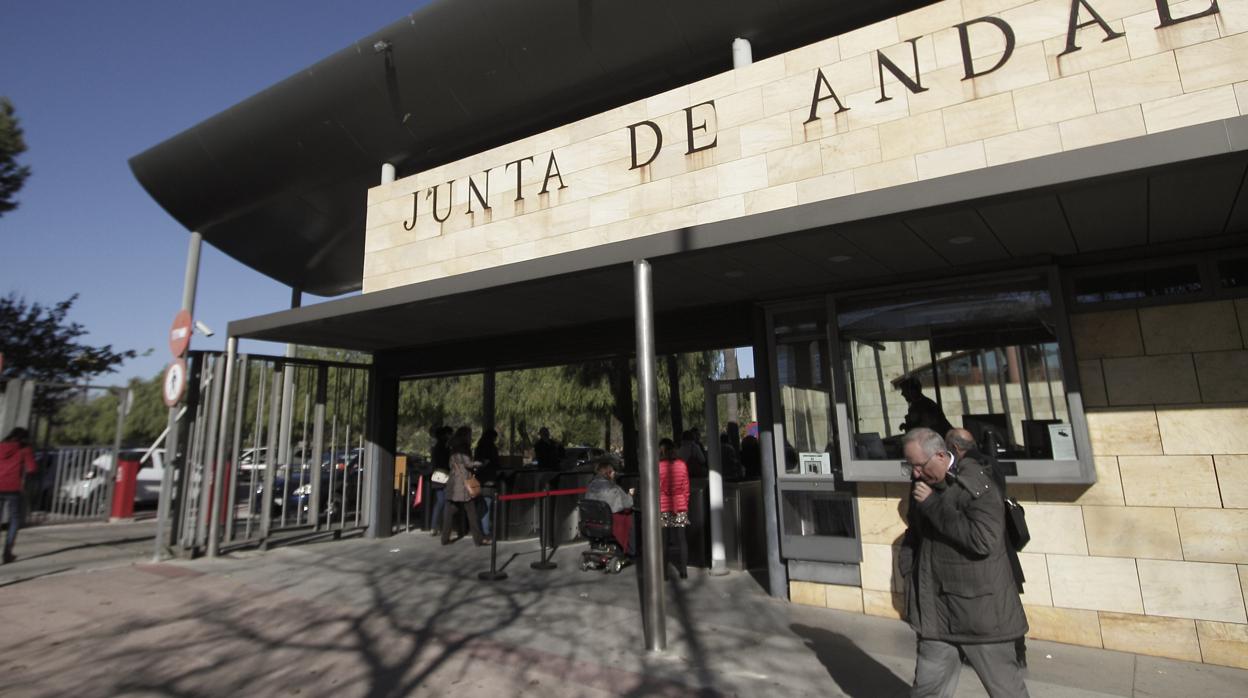 Entrada a Torretriana, que acoge varias consejerías de la Junta de Andalucía