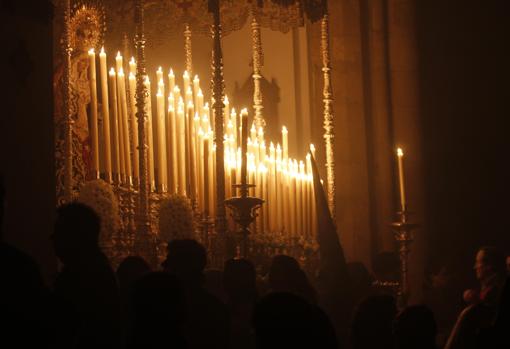 Nuestra Señora Reina de los Mártires saliendo de San Hipólito