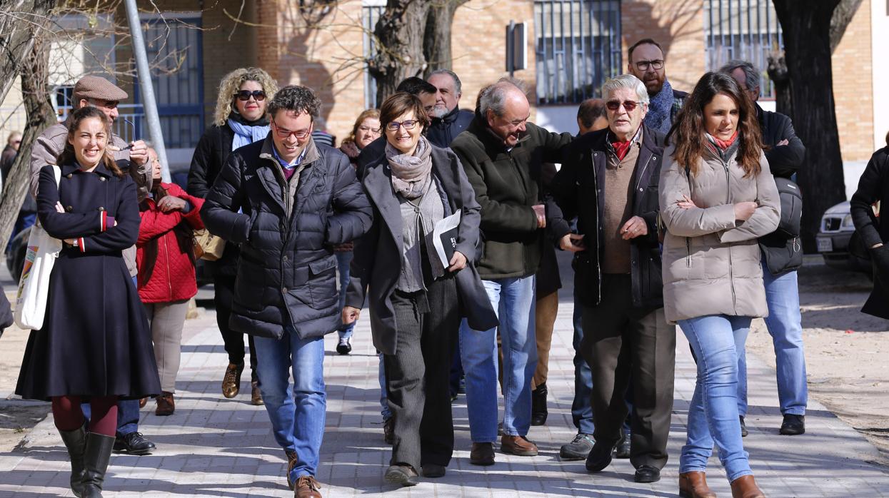 La edil de Infraestructuras, Amparo Pernichi (en el centro), durante una visita al Sector Sur