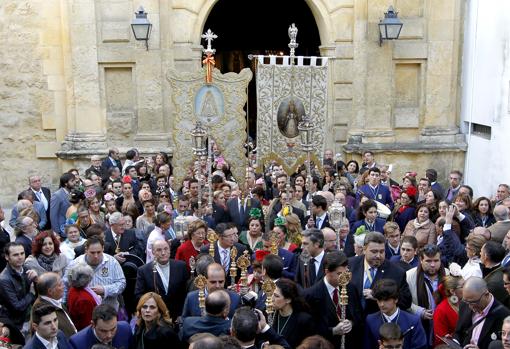 Simpecado de la hermandad Matriz de Almonte junto a la de la filial cordobesa