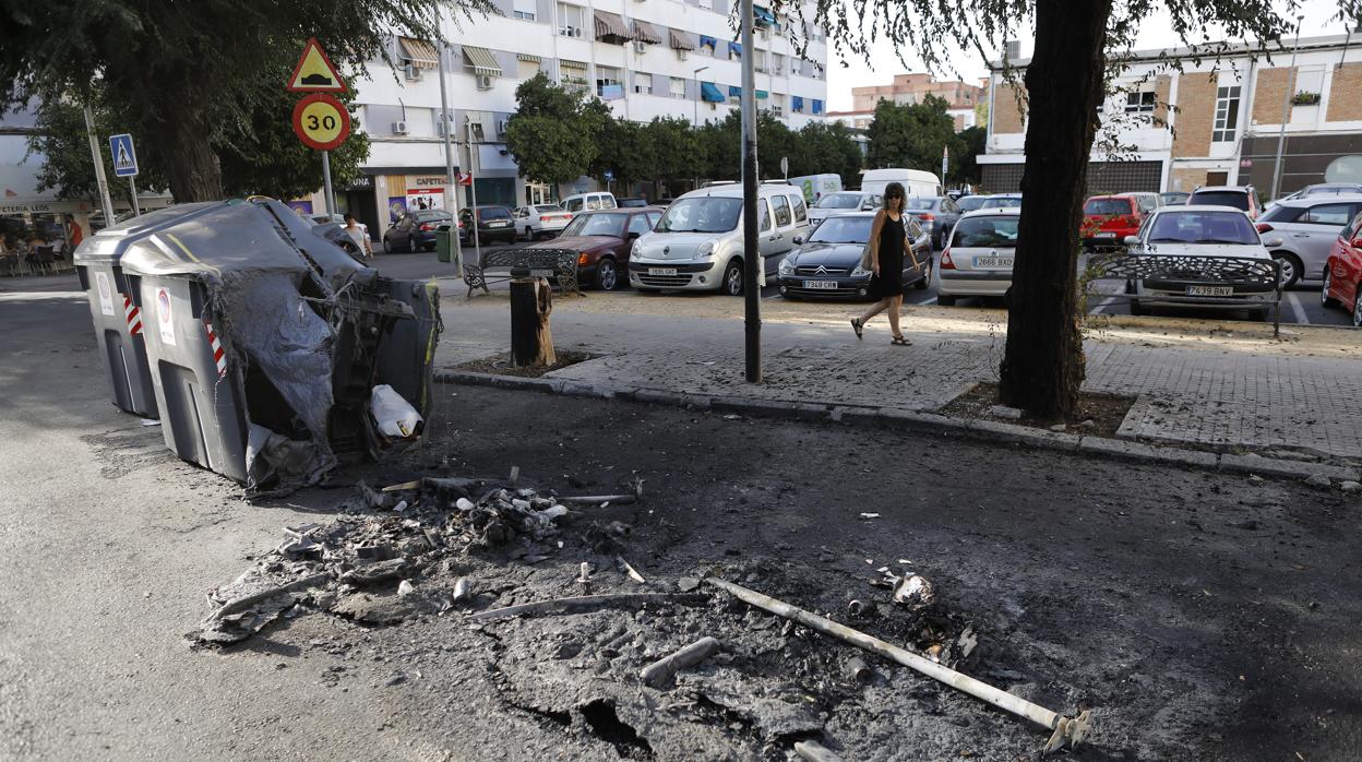 Imagen de un contenedor quemado en la avenida de la Milagrosa