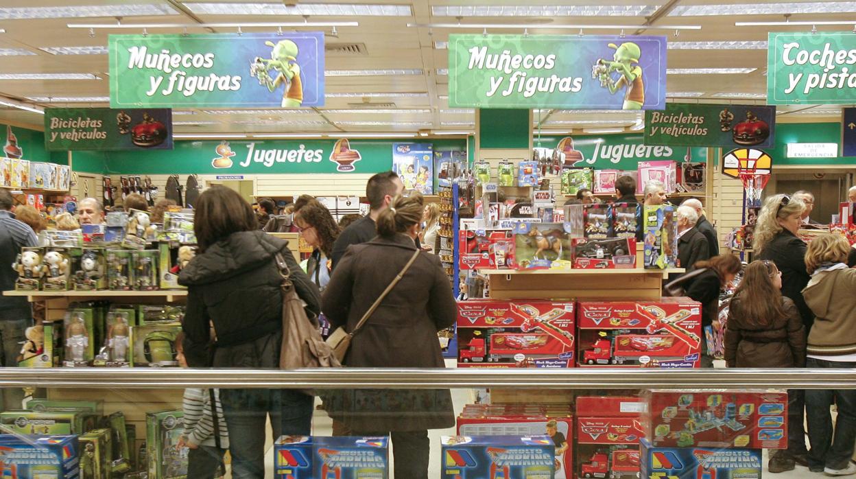 Clientes de unos grandes almacenes en una planta dedicada a juguetes