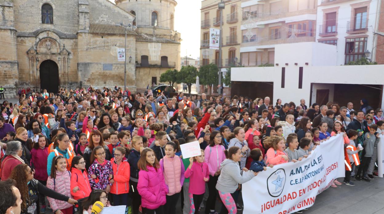 Escolares concentardos en la plaza Nueva de Lucena