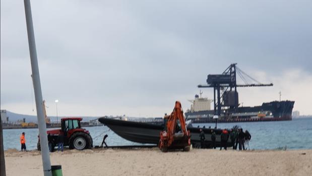 Cuatro agentes de Aduanas, heridos tras esquivar la embestida de una narcolancha en el Estrecho