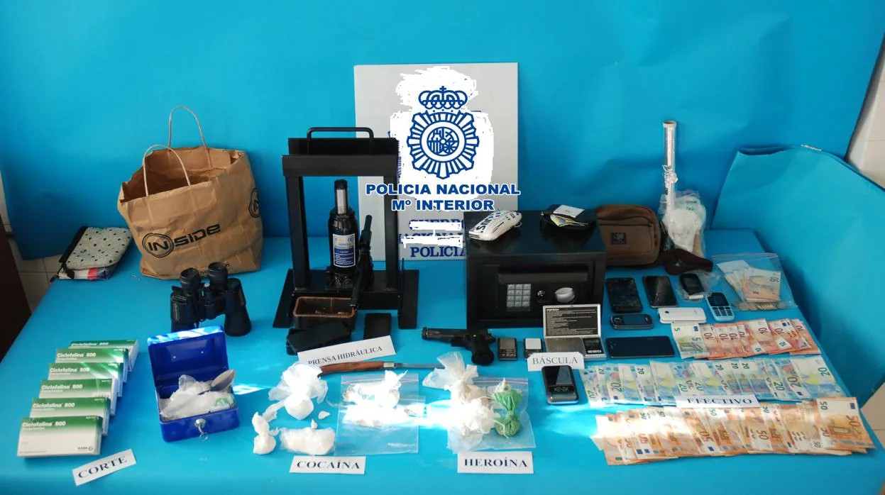 Droga y objetos incautados por la Policía Nacional en la operación