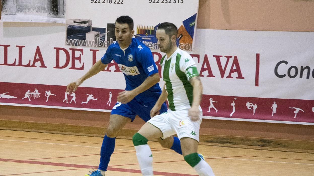 Manu Leal controlando el balón