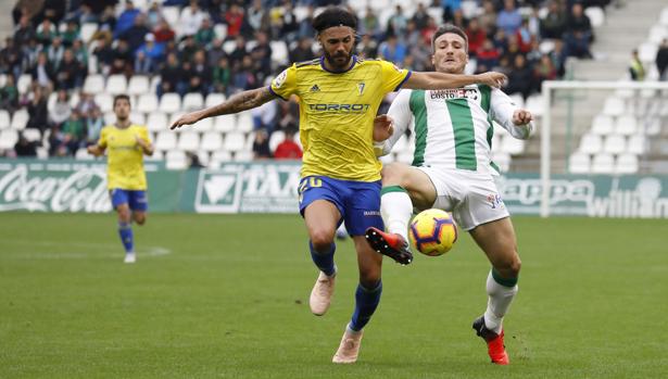 Al Córdoba CF le llueve sobre mojado y cae ante el Cádiz (1-3)