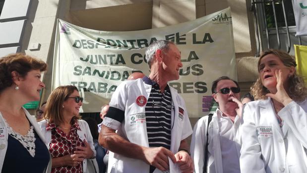 Los médicos huyen de los «cantos de sirena» electores y exigen que se mejore su situación en Málaga