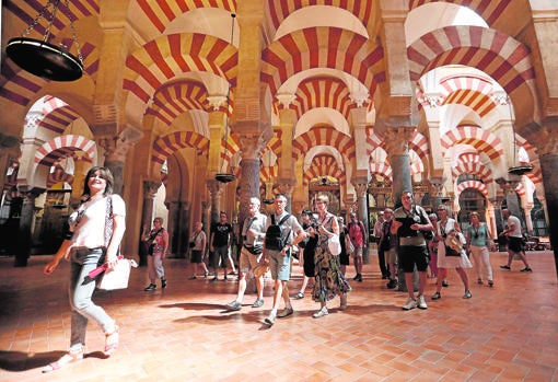 Turistas en el interior de la Mezauita-Catedral