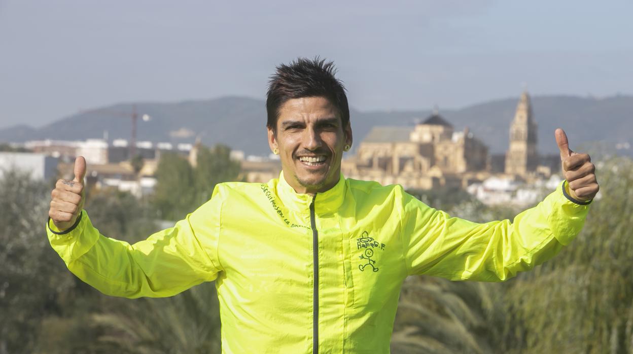 Rafa Granados con la Mezquita-Catedral al fondo