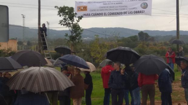 Vecinos de la Palomera de Córdoba reclaman con una concentración un centro de salud y otro de mayores